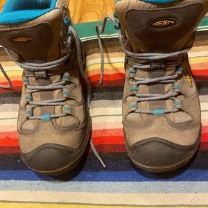 Keen Durand Waterproof Hiking Boots 9.5 runs small